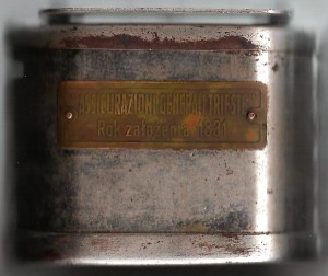 КОПИЛКА СТАРИННАЯ - МЕДНАЯ ТАБЛИЧКА С УКАЗАНИЕМ ИТАЛЬЯНСКОЙ СТРАХОВОЙ КОМПАНИИ